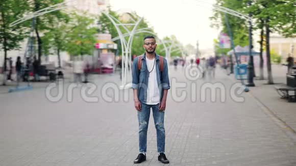 阿拉伯男子独自背着背包站在街上的时光流逝画像视频的预览图