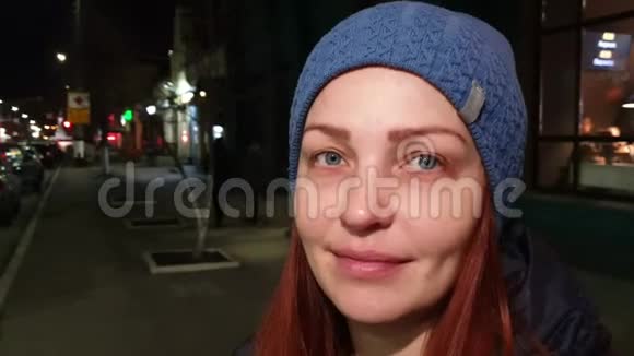 一个女人晚上在街上的画像视频的预览图