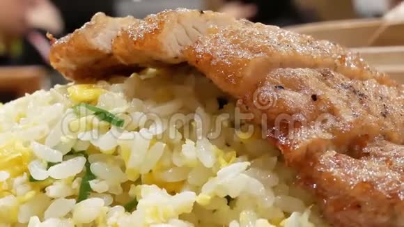 炒猪肉和米饭在盘子里的运动视频的预览图