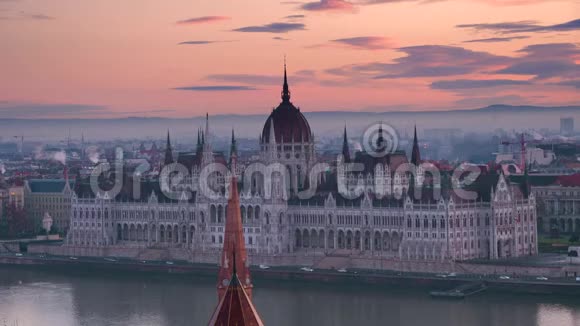 在美丽的黎明天空的背景下建立布达佩斯议会布达佩斯黎明视频的预览图