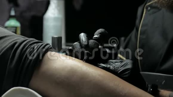 纹身师在男人手上纹身视频的预览图