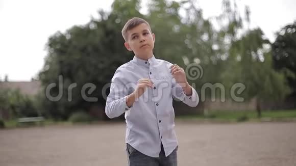 在学校后院穿衬衫的男孩快乐的孩子视频的预览图