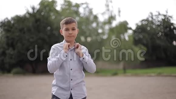 在学校后院穿衬衫的男孩快乐的孩子视频的预览图