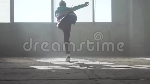 有技巧的年轻人在一座废弃的建筑里跳舞嘻哈文化排练当代的用翻盖跳舞视频的预览图