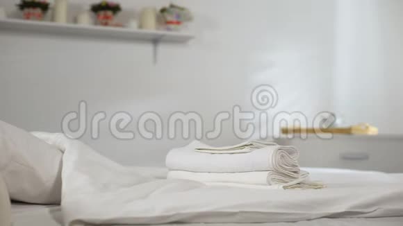 女服务员拿毛巾清洗清洁酒店房间优质服务视频的预览图