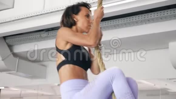 运动型女人正在体育馆里用绳子攀爬力量训练运动概念视频的预览图