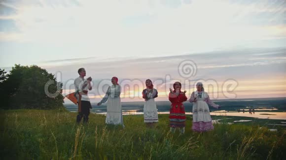 身着俄罗斯传统服装的年轻人在赛场上尽情享受舞蹈和鼓掌视频的预览图