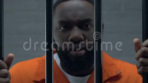 美洲黑人激进罪犯双手关在监狱里视频的预览图