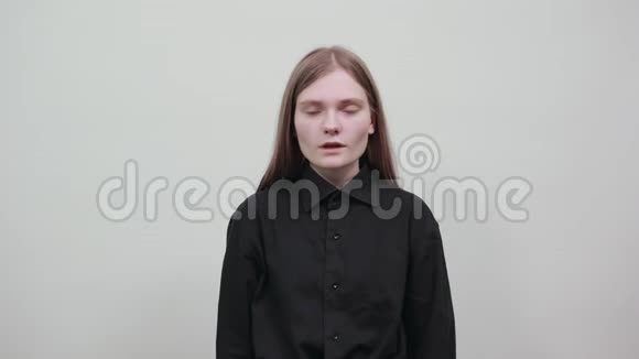 穿着黑色衬衫的女人用手指在嘴上做手势视频的预览图