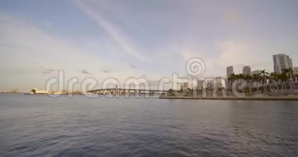 迈阿密股票视频从比斯坎湾到美国航空公司艾琳日落超过城市4k60便士视频的预览图