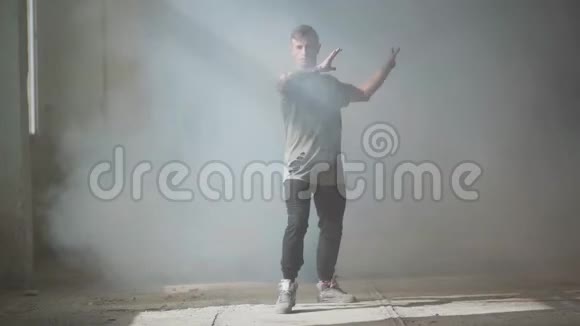 专业年轻激情的街舞舞者在迷雾中表演嘻哈文化排练当代的视频的预览图