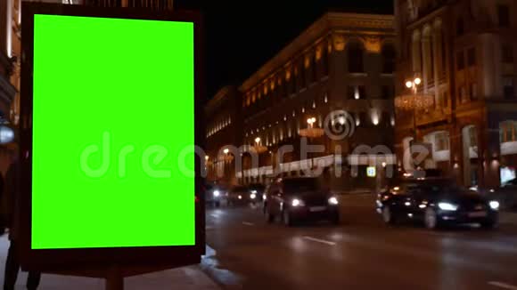 展示一个大的绿色屏幕汽车来了城市街道傍晚视频的预览图