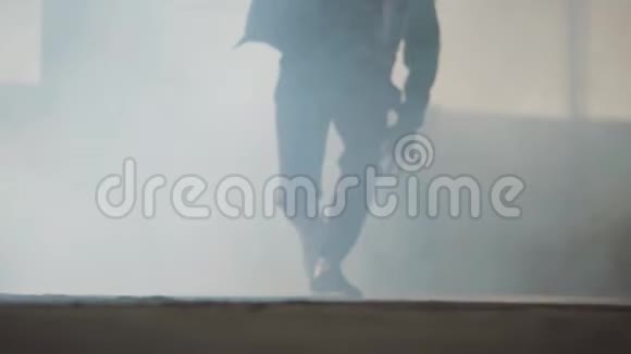 在废弃的建筑里一群无法辨认的街舞男舞者的腿穿在烟雾中表演那个人视频的预览图