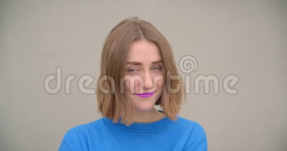年轻的短毛女性的特写镜头她涂着紫色的口红开心地在镜头前摆着姿势视频的预览图