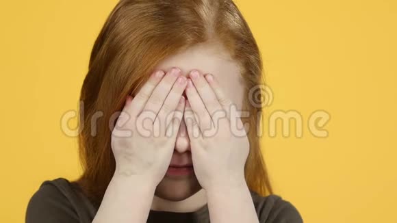红色头发的特写孩子玩得很开心用手遮住她的脸慢动作视频的预览图