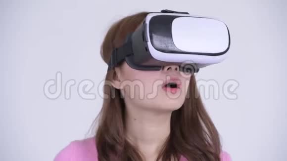 使用虚拟现实耳机的年轻快乐亚洲书呆子女人的脸视频的预览图