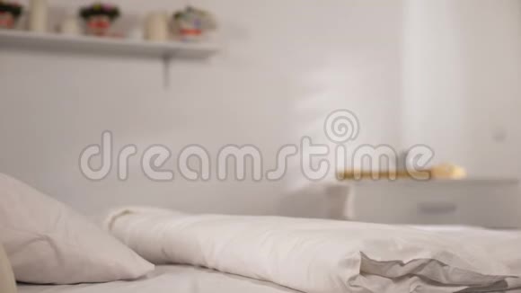 统一铺床整理床单优质清洁服务视频的预览图