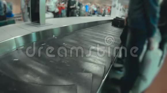 在机场传送带附近等待行李的乘客航班抵达后游客视频的预览图