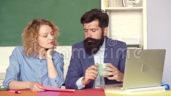 生和家教教育理念大学生有趣的学生夫妇在大学学习年轻男性视频的预览图