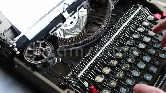 在旧的复古打字机的键盘上打字视频的预览图