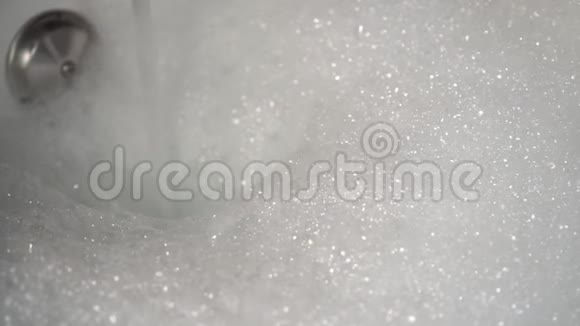一股水流涌进浴缸里把卫生用品弄泡沫一堆泡沫正在生长视频的预览图