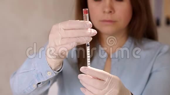 一个戴手套的女孩正在用胰岛素注射器中提取短效胰岛素视频的预览图