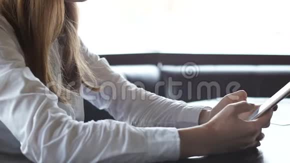 年轻女士在智能手机上滚动照片微笑快乐的回忆视频的预览图