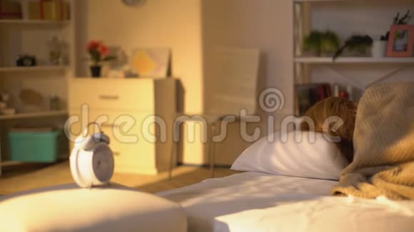 漂亮的女性看着床边的闹钟上班迟到早上的压力视频的预览图