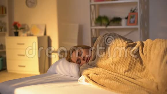烦躁的困倦的女士上床睡觉早上的坏心情睡眠周期懒惰视频的预览图