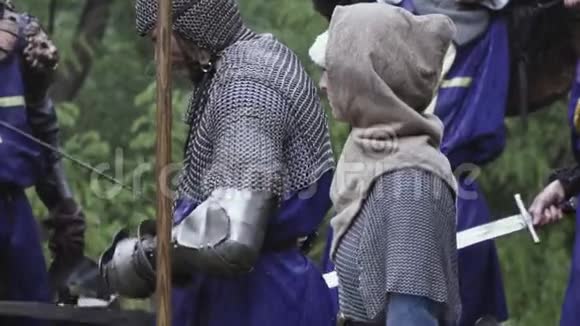 穿着链锁的女人和士兵站在战场上视频的预览图