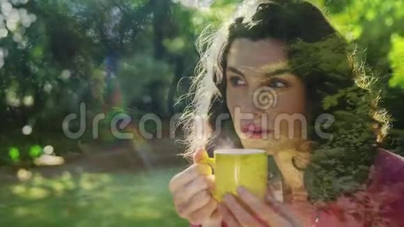 女人在户外喝咖啡视频的预览图