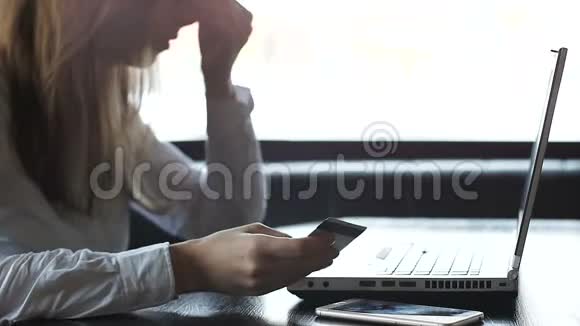 沮丧的妇女在笔记本电脑的网上支付系统输入错误的卡号视频的预览图