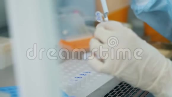 实验室工作人员在桌子上测试样品视频的预览图