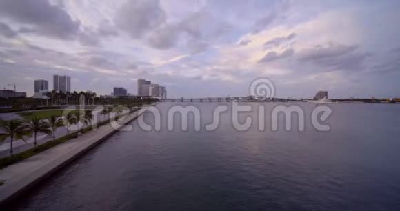 超宽无人机视频迈阿密比斯坎湾市中心4k60p视频的预览图