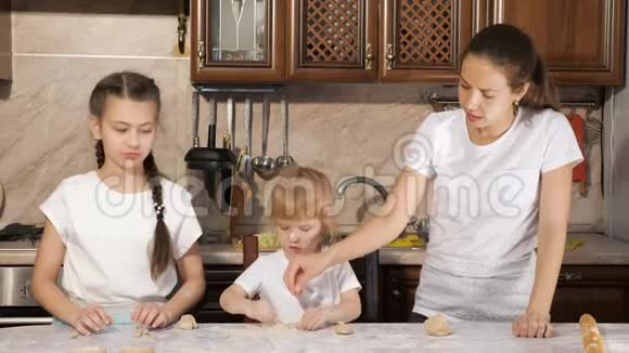 妈妈和女儿在厨房做饭时互相扔面粉视频的预览图