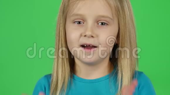 儿童摆姿势的特写表现出恐惧的情绪慢动作视频的预览图