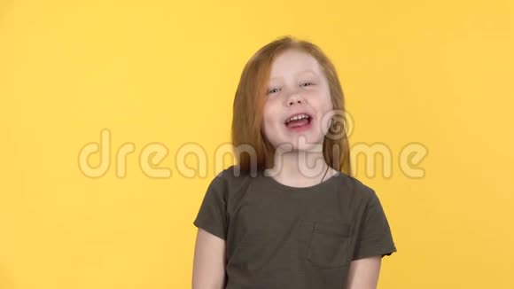 滑稽的红发女孩对着镜头微笑露出舌头慢动作视频的预览图