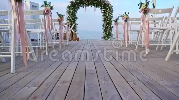 码头婚礼拱门视频的预览图