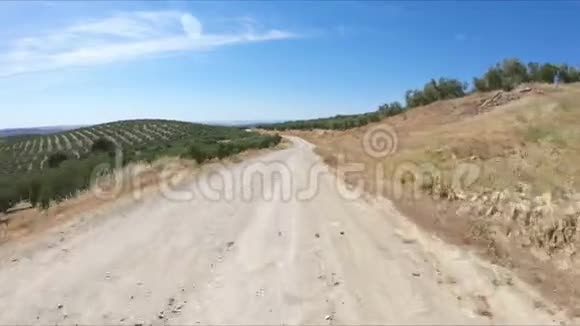 一条穿过埃斯佩乔旁边橄榄林的乡间小路视频的预览图