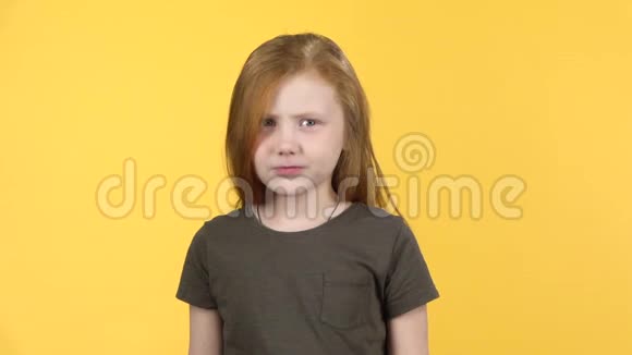 小女孩表现出情感惩罚合成黄色背景慢动作视频的预览图