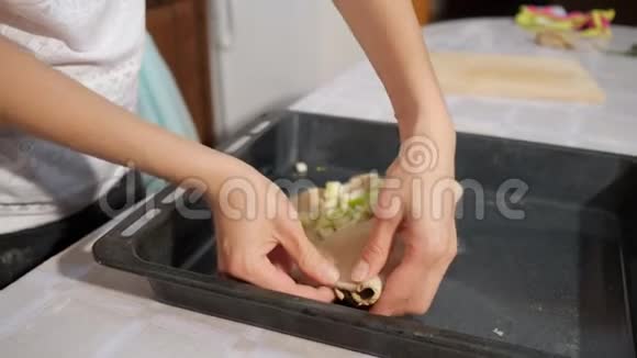 女人正在厨房里做饭双手特写视频的预览图