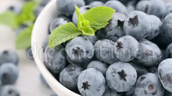 蓝莓特写背景新鲜成熟有机蓝浆果视频的预览图