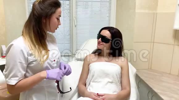 皮肤护理美容美发店的女士接受咨询激光脱毛视频的预览图