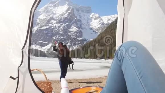 年轻人旅行一个年轻的女人走近帐篷问候她的朋友视频的预览图