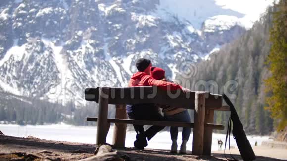 年轻夫妇在旅行坐在长凳上拥抱和欣赏风景视频的预览图