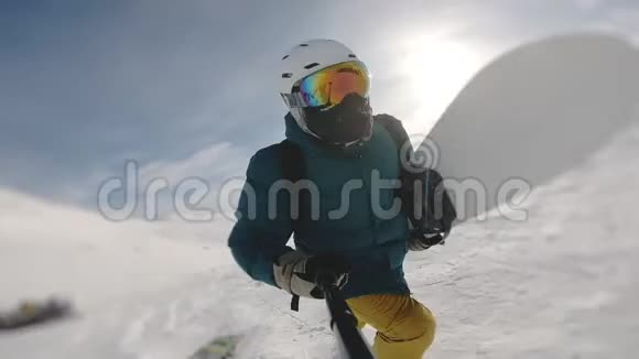 滑雪板上山举着木板拍摄于戈普罗英雄8黑框架拍摄于自由之旅在堪察加视频的预览图