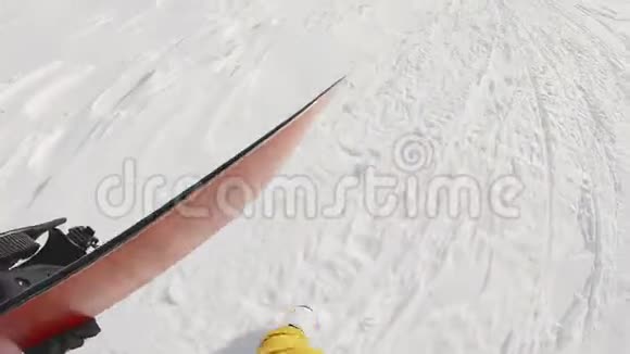 滑雪者在阳光明媚的日子里徒步旅行在戈普罗英雄8黑拍摄在堪察加的自由之旅拍摄框架视频的预览图