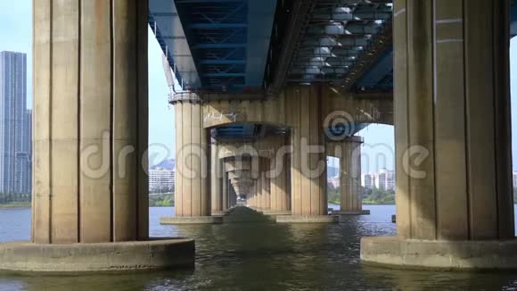 桥下河水的流动在韩国首尔的东贾克桥下视频的预览图