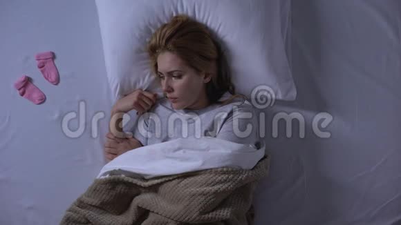 女人哭着把小袜子藏在枕头下流产不孕视频的预览图