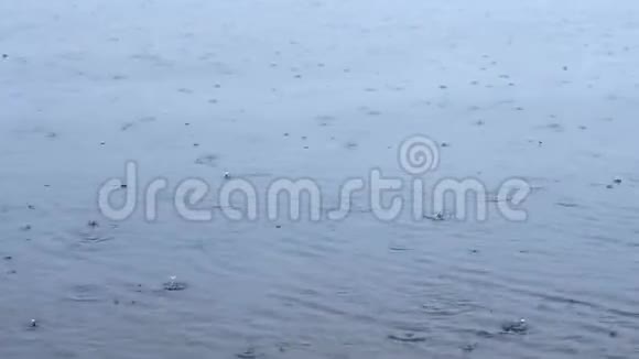 雨水滴入河中水的表面出现气泡阴沉的秋日视频的预览图